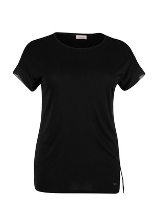 Sort kortærmet t-shirt lavet af blødt stof med rund halsudskæring og en sidelægning, der fremhæver en diskret logodetail ved kanten.