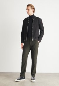 Les Deux COMO PANTS SEASONAL - Chinos tipa bikses - deep forest/charcoal