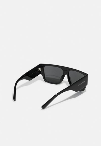 Ochelari de soare negri cu rame rectangulare, lentile întunecate, finisaj lucios și detalii cu logo embosat pe tâmplă. Material plastic ușor.