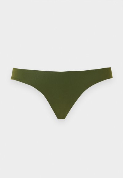 Λαστιχένιο εσώρουχο thong σε ελαιόχρωμο πράσινο με λείο, μινιμαλιστικό σχεδιασμό σε απλό φωτεινό φόντο.