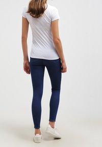 Hilfiger Denim Triko s potiskem - white