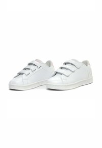 Sneakers bianchi in pelle con una superficie liscia, tre cinturini in velcro grigi, sottili dettagli rosa e una suola in gomma a profilo basso.