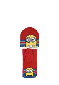 Rode gebreid muts en sjaal set met blauwe en grijze strepen; bevat een Minion-karakterontwerp. Inclusief bijpassende rode handschoenen.