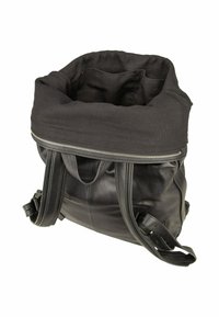 Sac à dos en cuir noir avec un dessus en tissu, présentant un design enroulé et une fermeture éclair argentée. Bretelles réglables et un intérieur spacieux.