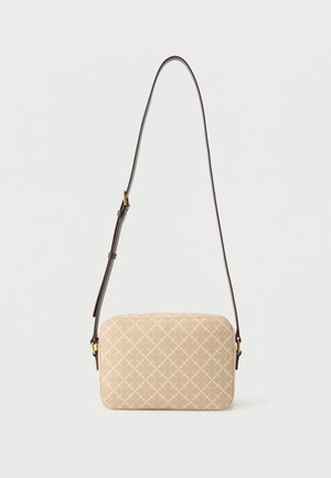 Beige rechthoekige crossbodytas met een subtiel ruitpatroon en een verstelbare donkerbruine leren band met goudkleurige metalen accenten.