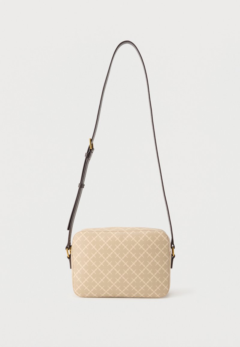 Μπεζ ορθογώνια τσάντα χιαστί με διακριτικό σχέδιο διασταυρούμενων γραμμών και ρυθμιζόμενο λουρί από σκούρο καφέ δέρμα με εξαρτήματα σε χρυσό τόνο.