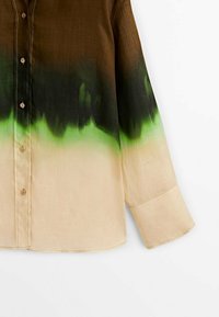 Chemise à manches longues avec des boutons, présentant un motif de teinture en dégradé passant du marron au vert puis au beige aux poignets et à l'ourlet.