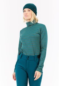 Teal gestreept long-sleeve shirt met een hoge halslijn, gecombineerd met teal broek met twee knopen en zijzakken. Eenvoudige gebreide beanie.