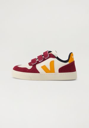 Lavtop sneakers med hvidt læder, vinrøde ruskindspaneler, orange "V" logo, tre vinrøde velcrobånd og beige gummisål.
