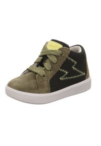 Kindersneaker in olivgrün und schwarz mit Zickzacknähten, gelbem Zungenschild und grünen Schnürsenkeln auf weißer Gummisohle.