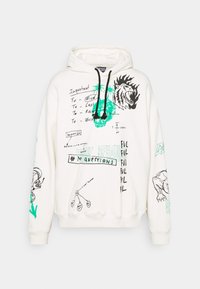 Felpa bianca con grafiche nere e verdi, incluse scritte e illustrazioni. Ha un cappuccio con cordini e una vestibilità comoda.