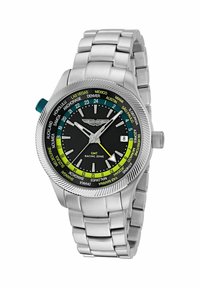 Nerūdijančio plieno GMT laikrodis su juodu ciferblatu, geltonu ir mėlynu 24 valandų žiedu, miesto pavadinimais laiko juostoms ir datos langeliu 3 valandą.