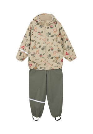 Zweiteiliger Regenanzug für Kinder mit beigefarbenem Kapuzenjacke mit bunten Aufnähern und olivgrüner wasserdichter Hose mit reflektierenden Streifen.