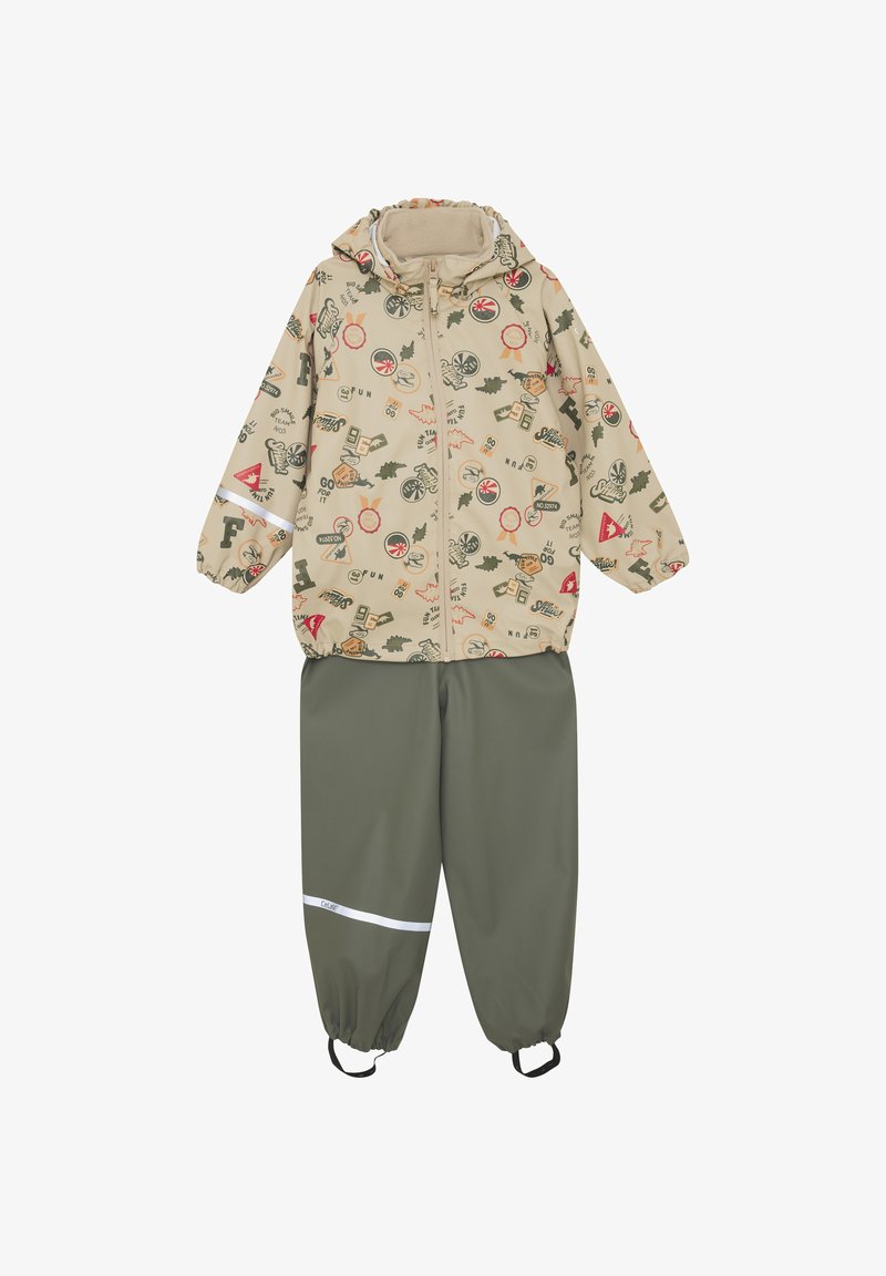 Tuta antipioggia per bambini composta da due pezzi: giacca beige con cappuccio e toppe colorate, pantaloni impermeabili verde oliva con strisce riflettenti.