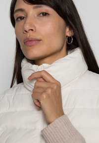 Marc O'Polo VEST STAND UP COLLAR FRONT ZIPPER - Colete - white mousse