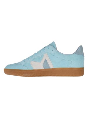 Sneaker in camoscio azzurro chiaro con dettaglio a forma di stella beige e grigio, design con lacci e suola in gomma naturale, mostrata di profilo su sfondo bianco.