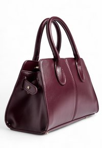 Burgundijas ādas rokassoma ar gludu tekstūru, strukturētu dizainu, divām noapaļotām rokturiem un mazu akcenta siksniņu ar zelta toņa pogu.