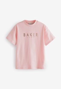 Roza pamučna majica s kratkim rukavima i okruglim izrezom. "BAKER" je otisnut zlatnim slovima preko prsa. Mekana tekstura.