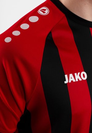 Rood en zwart gestreept sportshirt met een gladde textuur; voorzien van witte "JAKO" branding en ronde accenten op de schouder.