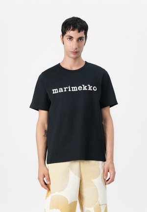 T-shirt in cotone nero con la scritta "marimekko" in bianco, dal classico scollo rotondo e maniche corte.