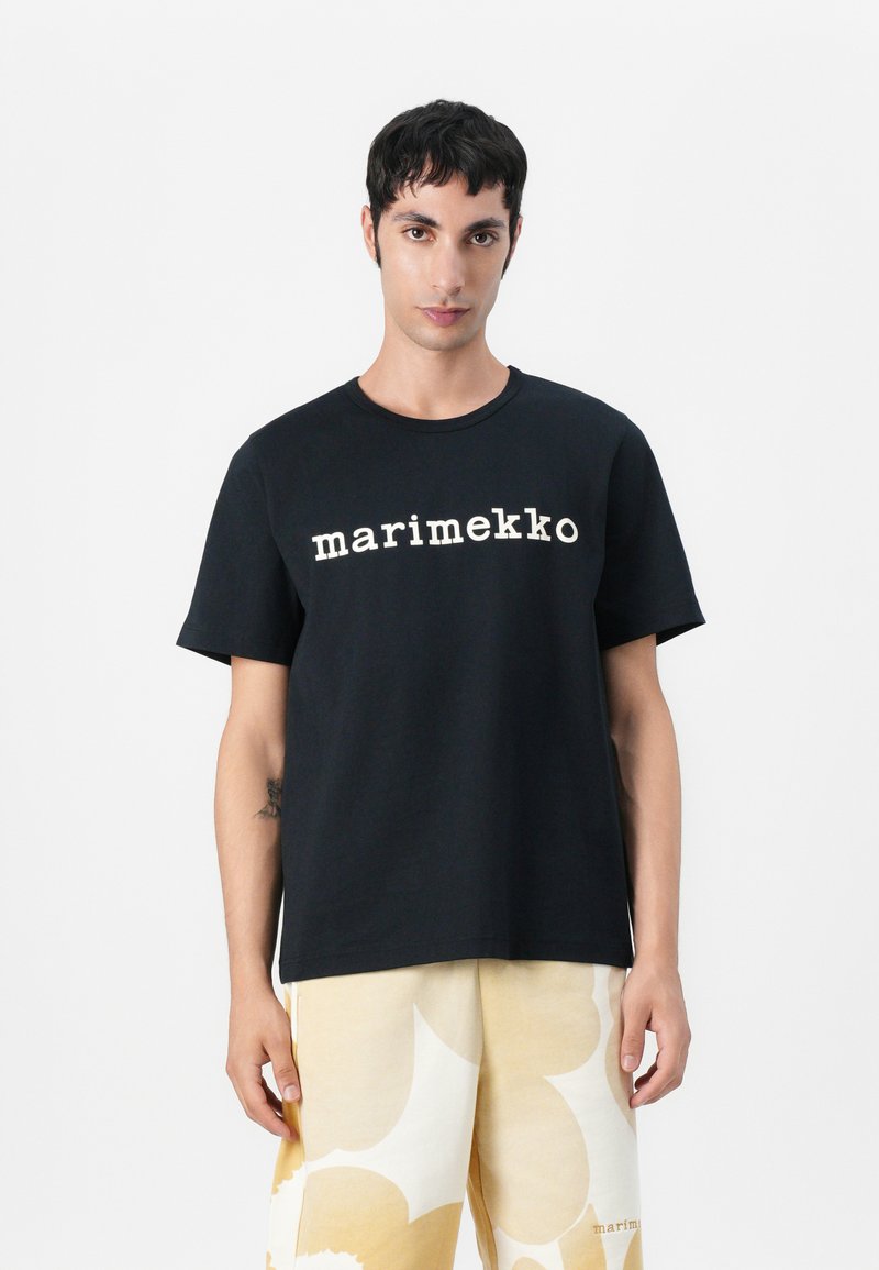 Juodas medvilninis T-shirt su baltoje spalvoje užrašu "marimekko", klasikinio apvalaus kaklo ir trumpomis rankovėmis.