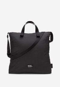 Sort, rektangulær tote bag lavet af genbrugsmateriale, med to korte håndtag og en lang justerbar strop, samt et mærke der viser "GENBRUGT."