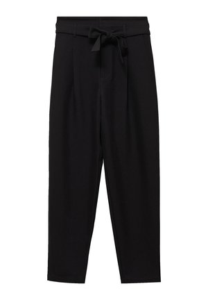 Pantalones negros de talle alto y corte afilado, con trabillas para cinturón y cinturón de tela anudado en la cintura, diseñados para un ajuste relajado.