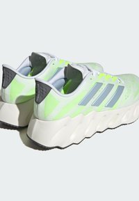 adidas Performance SHIFT UNISEX mleczny