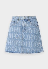 Gonna in denim blu chiaro con motivo logo ripetuto su tutta la superficie, design a cinque tasche e silhouette svasata con una vita visibile.