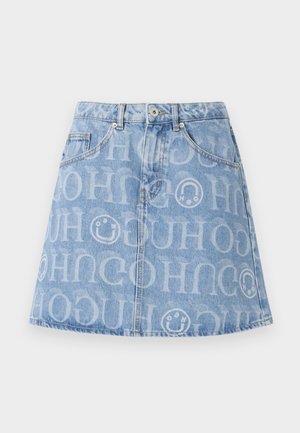 Denim krilo v svetlo modri barvi, ki vsebuje ponavljajoč se logotip po celotni površini, zasnovo s petimi žepi ter razširjen silhuet s vidnim pasom.