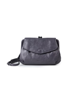 Borsa a tracolla in pelle grigio scuro con chiusura a patta, dotata di un bottone a pressione rotondo e una tracolla regolabile. Texture liscia con una leggera lucentezza.