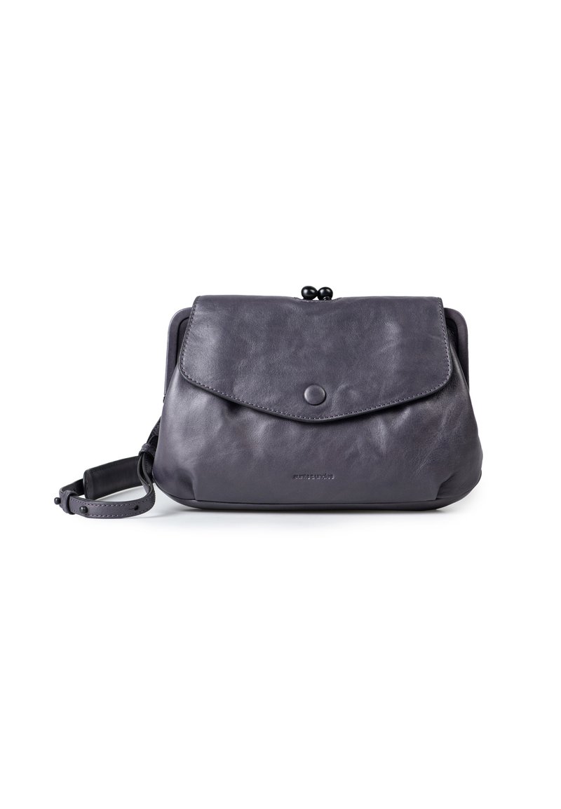 Borsa a tracolla in pelle grigio scuro con chiusura a patta, dotata di un bottone a pressione rotondo e una tracolla regolabile. Texture liscia con una leggera lucentezza.