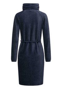 Abito blu navy realizzato in un materiale morbido, caratterizzato da un colletto alto a sbuffo, maniche lunghe e una cintura intrecciata in vita.