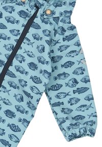 Lyseblå børnejakke med mørkeblå fiskemønster, forreste lynlås, trykknap ved kraven og elastiske ærmekanter.