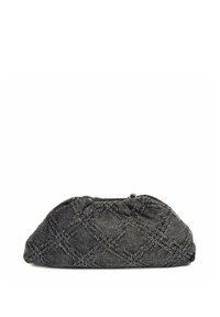 Piccolo clutch grigio scuro con motivo a diamante testurizzato e chiusura in metallo su uno sfondo bianco.