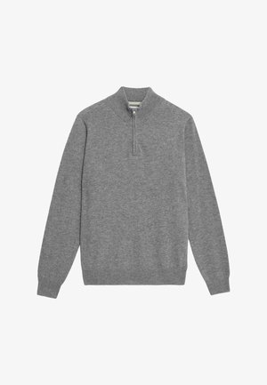 Suéter gris de punto fabricado con material suave, que cuenta con un cuello alto y una cremallera de cuarto, con mangas largas y un ajuste relajado.