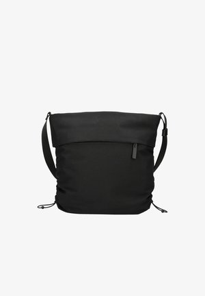 Schwarze Umhängetasche mit Klappe, verstellbarem Riemen, vorderer Reißverschlusstasche und seitlichen Kordelzügen vor einem einfachen weißen Hintergrund.