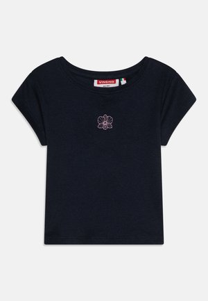 Tengerészkék bordázott póló rövid ujjal, amelyen elöl egy rózsaszín hímezett virágmintázat található, valamint kerek nyakkivágás. Vingino címke található rajta.