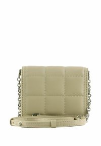 Sac bandoulière en cuir beige avec design matelassé, bandoulière chaîne argentée et forme rectangulaire plate. Dispose d'une bandoulière ajustable et d'une texture lisse.