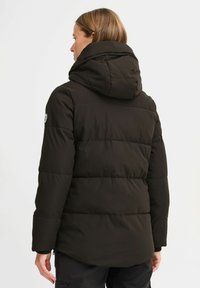 Jachetă neagră, căptușită, cu glugă, având o textură netedă și modele de cusătură. Include un patch cu logo-ul pe mânecă stângă.