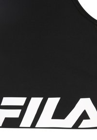 Czarny stanik sportowy wykonany z gładkiego materiału, z szerokim białym logo na dole. Tekstura prążkowana z okrągłym dekoldem.