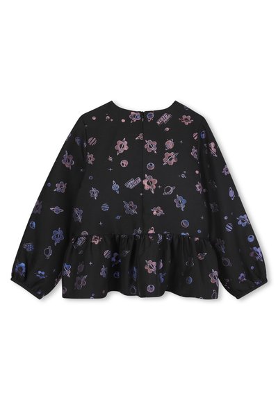 Zwarte blouse met lange mouwen en kleurrijke ruimte-thema prints, met een ronde halslijn, gerimpelde zoom en een knoopsluiting aan de achterkant.