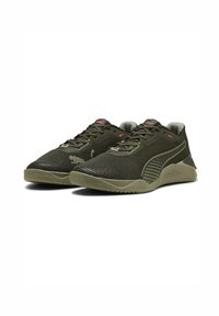 Pantofi sport de culoare verde închis, cu un superior din plasă texturată, talpă din cauciuc turnat și accente contrastante de verde deschis. Include șireturi și detalii de brand.