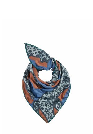 Écharpe multicolore présentant un design géométrique en bleu, marron et noir. Fabriquée en tissu doux avec une forme pointue et un bord cousu vert.