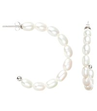 Pendientes de aro con perlas que presentan perlas blancas en forma ovalada con una textura suave, herrajes de plata y un acento esférico en la parte inferior.
