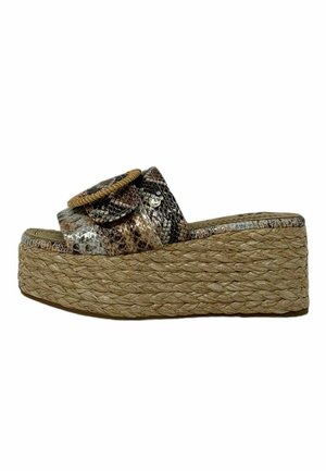 Sandalias de plataforma con suela de yute trenzado, con parte superior de piel de serpiente metálica y un detalle de tira redondeada en el empeine.