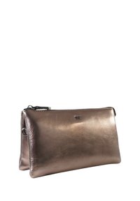 Clutch in pelle bronzo metallico con una texture liscia, chiusura con cerniera e un piccolo logo impresso sulla parte frontale. Forma rettangolare.