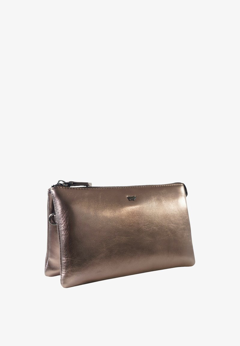 Clutch in pelle bronzo metallico con una texture liscia, chiusura con cerniera e un piccolo logo impresso sulla parte frontale. Forma rettangolare.