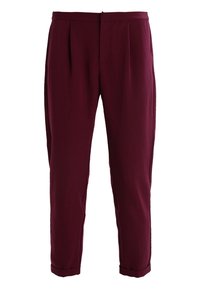 Pantalons taillés bordeaux avec plis, jambe fuselée et ourlets à revers ; fabriqués à partir d'un tissu lisse, dotés de poches latérales pour plus de fonctionnalité.