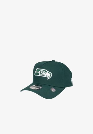 Dunkelgrüne verstellbare Baseballkappe mit weißem Seattle Seahawks-Logo auf der Vorderseite und NFL-Aufkleber am Schirm.